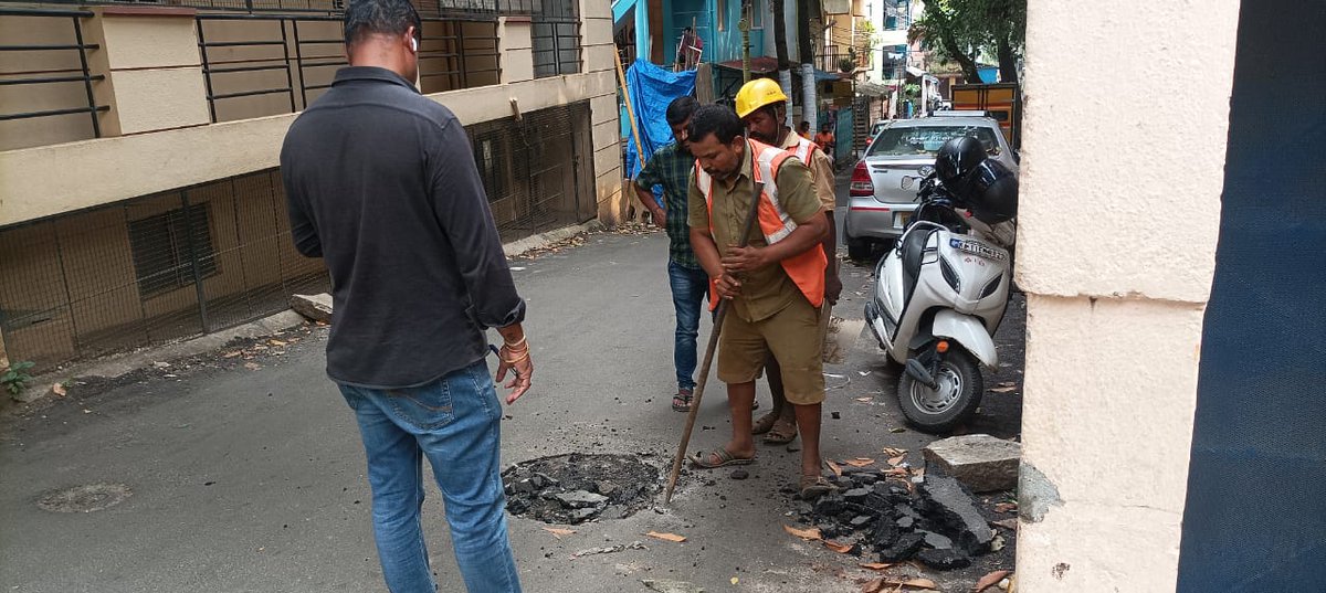 CitizenKamran's tweet photo. This road in Jeevanbima Nagar was newly asphalted after 15 yrs and was dug up by #BWSSB yesterday.

15 years for asphalting only to last less than 24 hours 

#Bengaluru #Bangalore https://t.co/Eo7HHIxmns