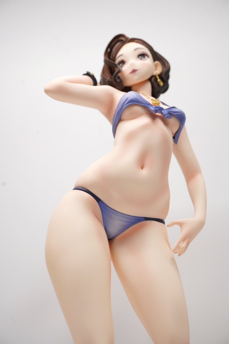 日曜のムッチリ太もも撮影会。
#女主任・岸見栄子 
#ダイキ工業 