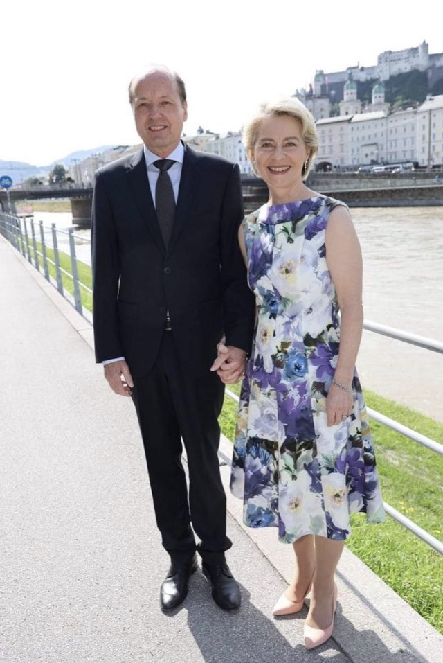 GrafenWolfgang's tweet photo. Netzfund

Ursula von der Leyen ist mit dem deutschen Arzt Heiko von der Leyen verheiratet, der Direktor von Orgenesis ist, das Pfizer gehört. Mit diesem gleichen Unternehmen hat Ursula einen 71-Milliarden-Euro-Vertrag zur Herstellung von 4,6 Mrd Impfdosen unterzeichnet. https://t.co/DOFaskZvL1