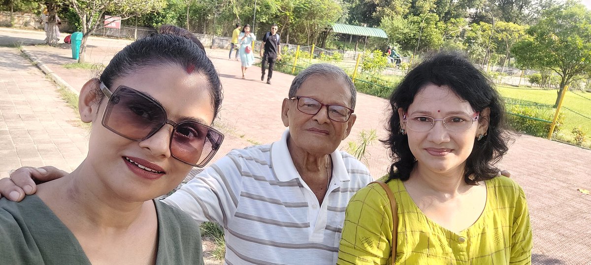 PurabiBora12's tweet photo. দেউতা... দেউতাৰ কাষত সদায���েই সৰু কালৰ অনুভৱৰে পৰিপুষ্ট আমি দুইজনী 

#fatherdaughter #happy #papaKiPari #tezpur #Guwahati #purabibora #father https://t.co/3olVQv52Uy