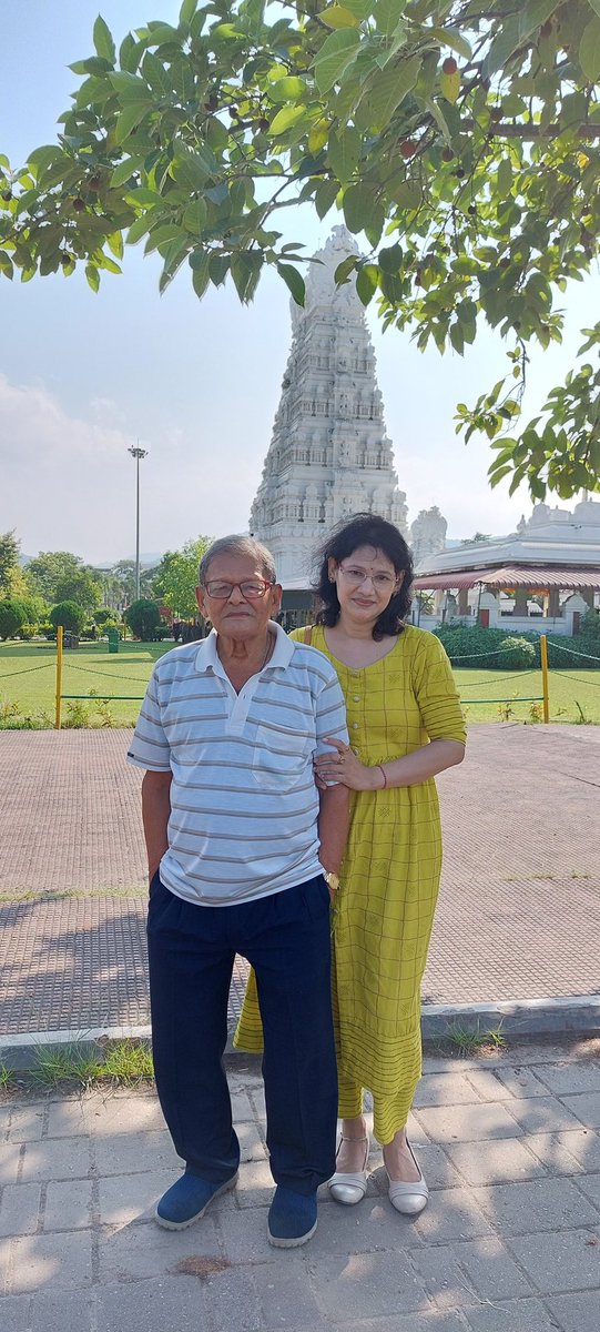 PurabiBora12's tweet photo. দেউতা... দেউতাৰ কাষত সদায���েই সৰু কালৰ অনুভৱৰে পৰিপুষ্ট আমি দুইজনী 

#fatherdaughter #happy #papaKiPari #tezpur #Guwahati #purabibora #father https://t.co/3olVQv52Uy