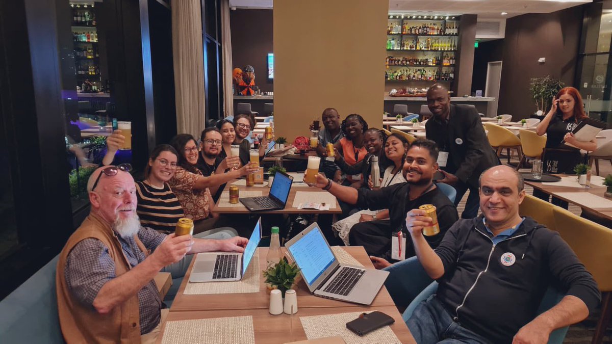 Long days leading into long nights for the facilitators of #EV2022. Ending Day 3 with an efficient debriefing and a well deserved beverage ! 

#workhardplayhard #globalhealth #networks #hpsr <a href="/ev4gh/">EV4GH</a> <a href="/H_S_Global/">Health Systems Global</a>