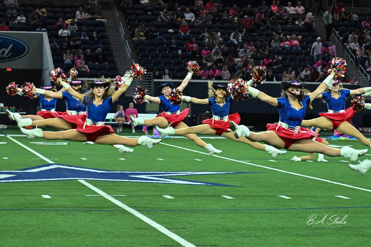 basteelephotos's tweet photo. Friday Night Lights!  Cen10 was crushing all aspects of pink out night,  offense, defense, special teams and all of halftime!  Final Score 38-13.

Full gallery of the night has been published!   https://t.co/vxb17znVcJ https://t.co/ux0cvCuFYw