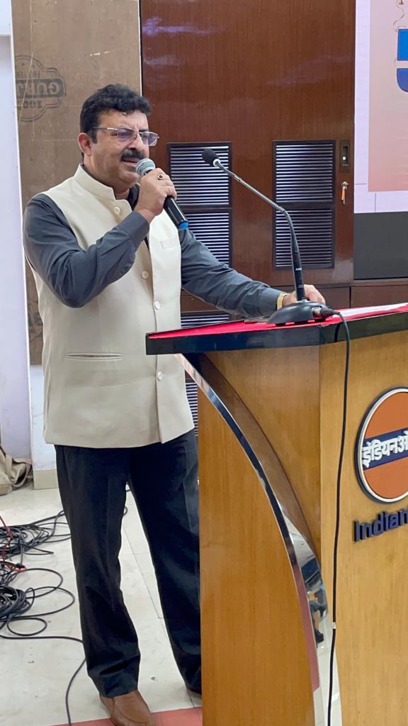 Soumitr21612020's tweet photo. Celebration of 57 glorious years of #Indane was held in Marketing Head Office . Nice to hear sweet memories from old timers of LPG followed by Cake cutting on this occasion. #Indaneday @IndianOilcl @ChairmanIOCL @DirMktg_iocl @DirHR_iocl @EDLPGIOCL https://t.co/TApUsibDNN