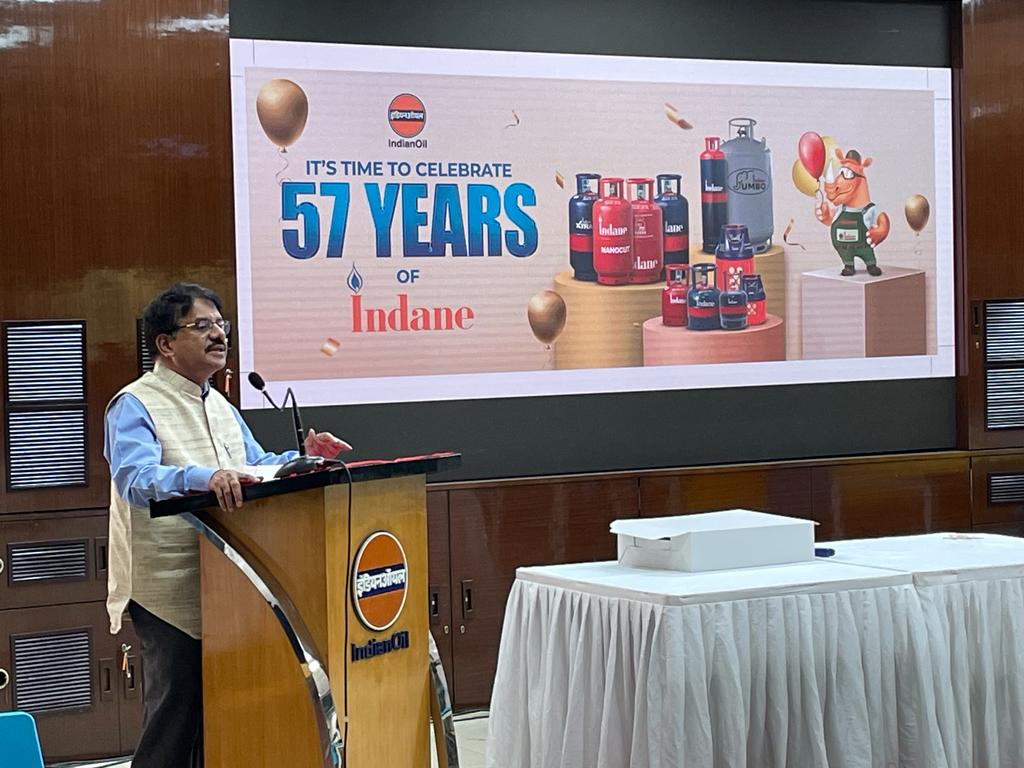 Soumitr21612020's tweet photo. Celebration of 57 glorious years of #Indane was held in Marketing Head Office . Nice to hear sweet memories from old timers of LPG followed by Cake cutting on this occasion. #Indaneday @IndianOilcl @ChairmanIOCL @DirMktg_iocl @DirHR_iocl @EDLPGIOCL https://t.co/TApUsibDNN