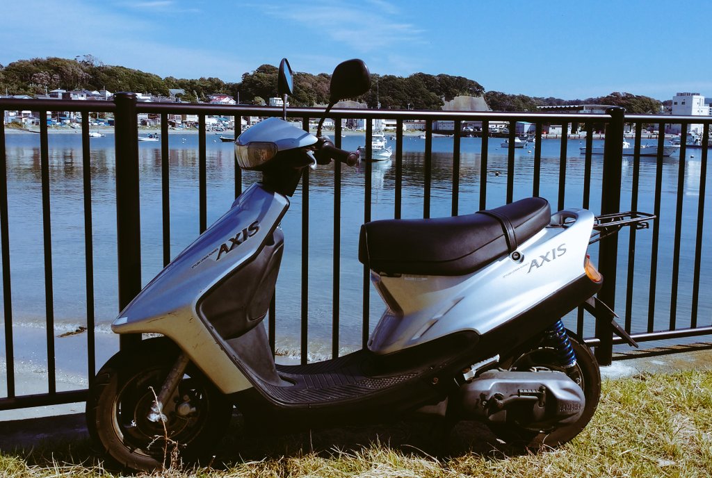 RZ250KaiYokoSka's tweet photo. #アクシス90
平成10年新車購入の98モデル
すっかり #秋の陽気 で #ツーリング日和
横須賀三浦も沢山のバイカーがツーリングしてますがご安全に♪
自分も乗りたくなったので
ATMまで無理やり出撃笑
原チャリでも少し気分が晴れました(ノ・ω・)ノ
#AXIS90
#ヤマハ
#YAMAHA
#YAMAHAが美しい https://t.co/ObmhUKwqwq