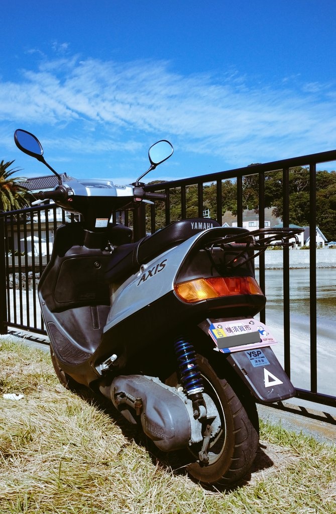 RZ250KaiYokoSka's tweet photo. #アクシス90
平成10年新車購入の98モデル
すっかり #秋の陽気 で #ツーリング日和
横須賀三浦も沢山のバイカーがツーリングしてますがご安全に♪
自分も乗りたくなったので
ATMまで無理やり出撃笑
原チャリでも少し気分が晴れました(ノ・ω・)ノ
#AXIS90
#ヤマハ
#YAMAHA
#YAMAHAが美しい https://t.co/ObmhUKwqwq