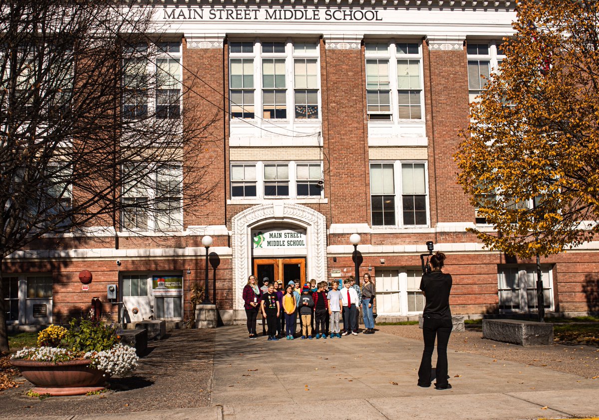 fotogosaurus's tweet photo. show time https://t.co/saAplcFuUq #VT #Vermont #NewEngland #portrait #mainStreet #SchoolDays #students #Teachers #StudentsAndTeachers #together #forever #remember #PastIsPresent #Cycles #rituals #GroupPhoto #PhotographerAtWork #AtWork #AtSchool #Sigma #Canon https://t.co/WWzQa1x95g