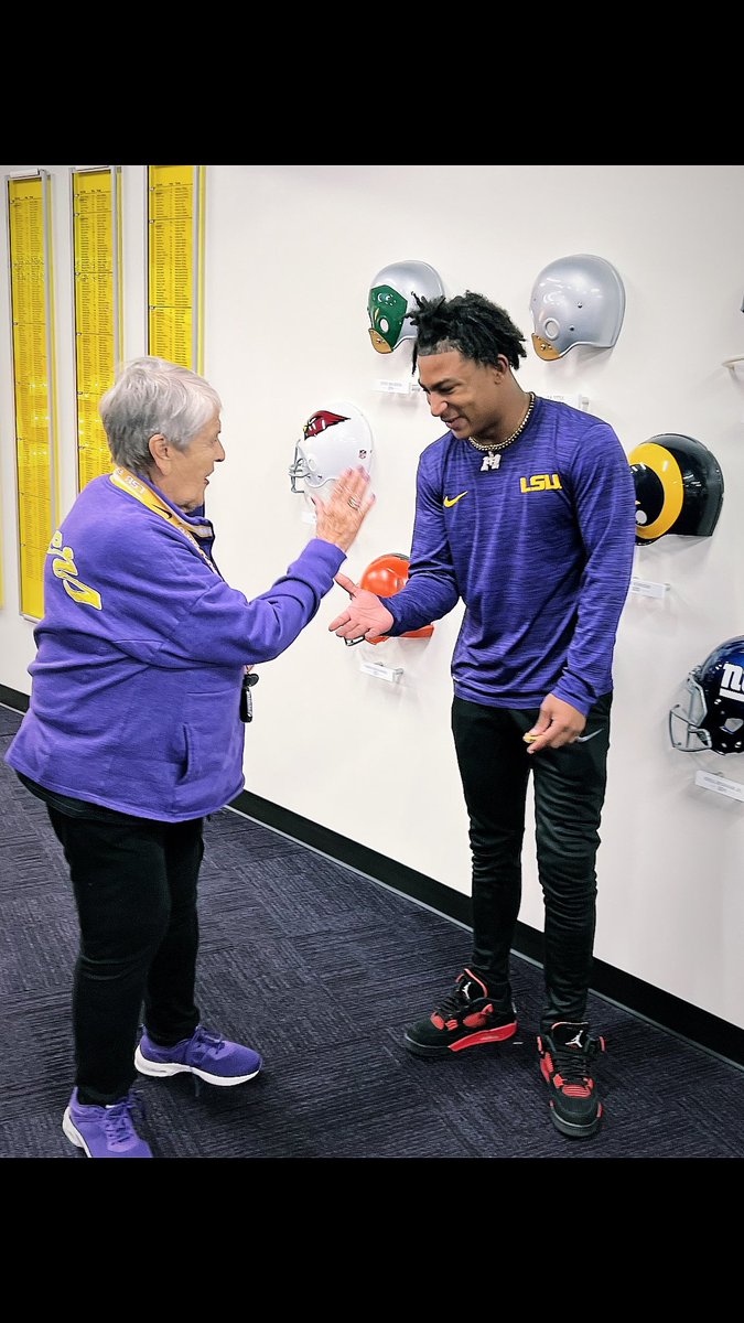 “Meeting Coach Kelly’s mom was one of the best experiences of today’s win”@CoachBrianKelly @LSUfootball @iRecruitDaBoot