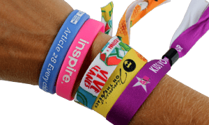 teamwangMY's tweet photo. What do you think of Magicman LED Wristband / glowstick / glow in the dark band / Ribbon band / paper band for the concert?? 🤔😏😈

#JacksonWang #MagicManWorldTourinKL #TEAMWANG #TEAMWANGMY #MAGICMANWorldTour #JacksonWangMAGICMAN @JacksonWang852 @teamwangofcl https://t.co/FbKFrBpAhY