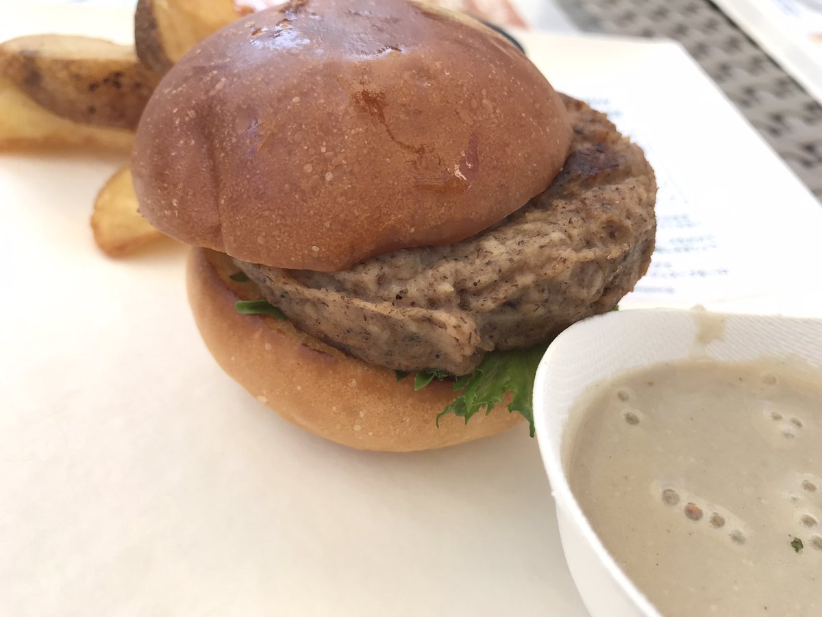 maho_fuyutsuki's tweet photo. 株主を務める #BugMo さんのコオロギバーガー、味わってみました。私は脂身がない鷄ササミに近いあっさりした味わい。妻はエビの殻の素焼きの香ばしさを足した感じ、とのこと。
美味しく頂きました。かなりの差別化になりますね。本当に楽しみです。
#コオロギバーガー https://t.co/jOCJQOR2Rg