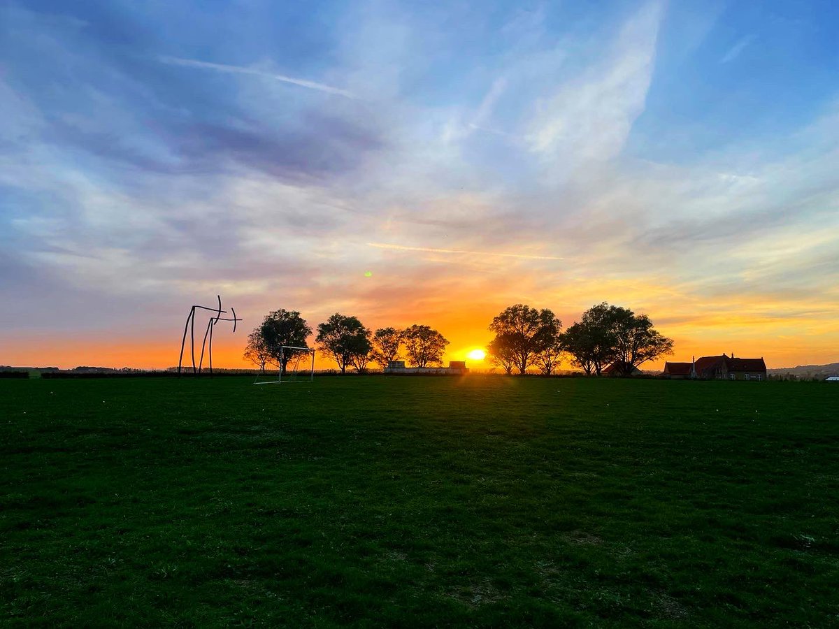 BeaufortEng's tweet photo. We’ve had some late nights and early starts, but the sun rise and sun sets have been absolutely incredible! #sunrise #sunset #beautiful #battlefields https://t.co/gzeYr0K4yr