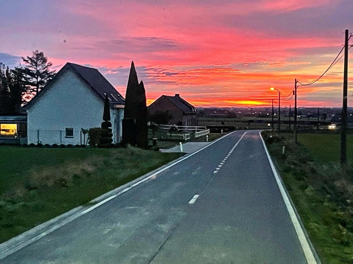 BeaufortEng's tweet photo. We’ve had some late nights and early starts, but the sun rise and sun sets have been absolutely incredible! #sunrise #sunset #beautiful #battlefields https://t.co/gzeYr0K4yr