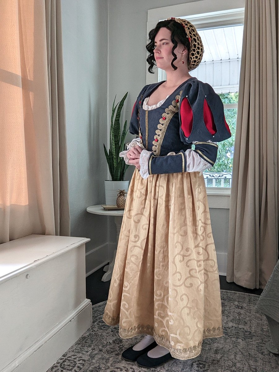 NellyNuttons's tweet photo. Ren Faire Snow White 💙🍎 https://t.co/MteI2sVpZj