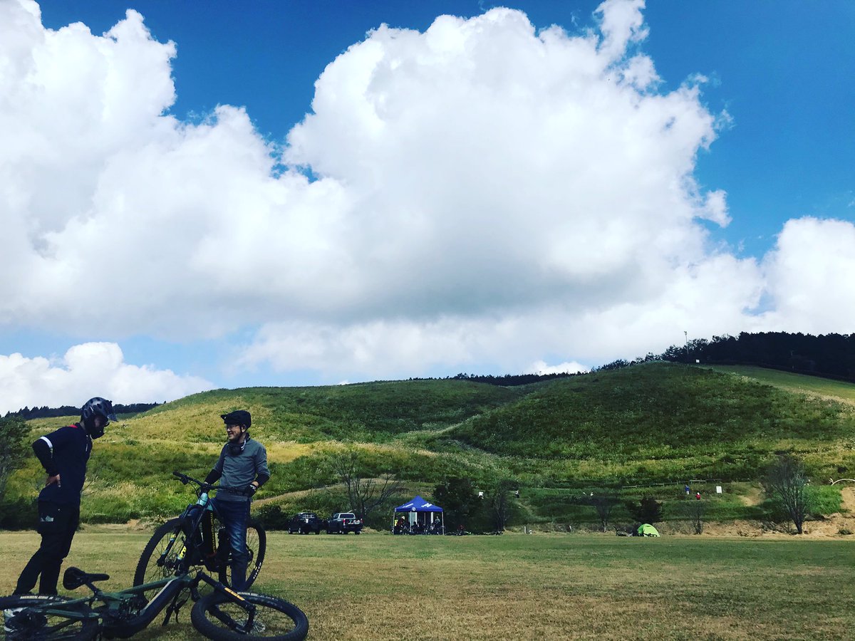 How76YxxyM8jf4G's tweet image. 青い空、白い雲、緑の草原😊
歌の一節も出てきそう・・
・・って出なーい😅w
#jetcycle #konabikes #この後開店 #お休みじゃないのよ