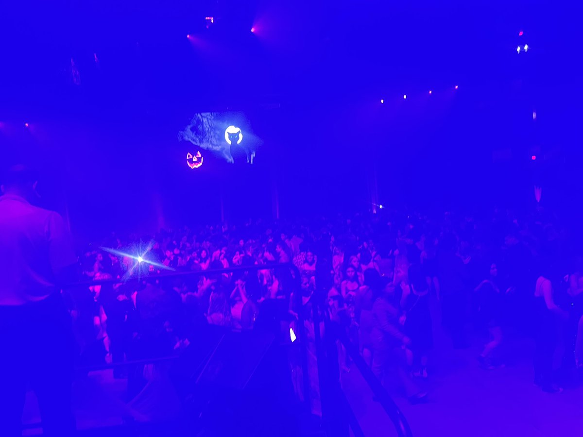 MrsJCantu's tweet photo. We had nearly 2000 @langhamcreekhs Lobos (and guests) come to the homecoming dance tonight! It makes my heart happy that kids are able to participate and enjoy school again! The last 2 years have been hard (on everyone)  ❤️. https://t.co/voHHu2vh7K