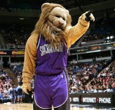 annieebeeee's tweet photo. Kyle took me to a kings game tonight and honestly this is my main takeaway https://t.co/nDsnxAUdMF