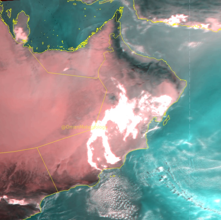 انتشار السحب المنخفضة والضباب على أجزاء من محافظات جنوب الشرقية والوسطى وظفار وأجزاء من سواحل بحر عمان