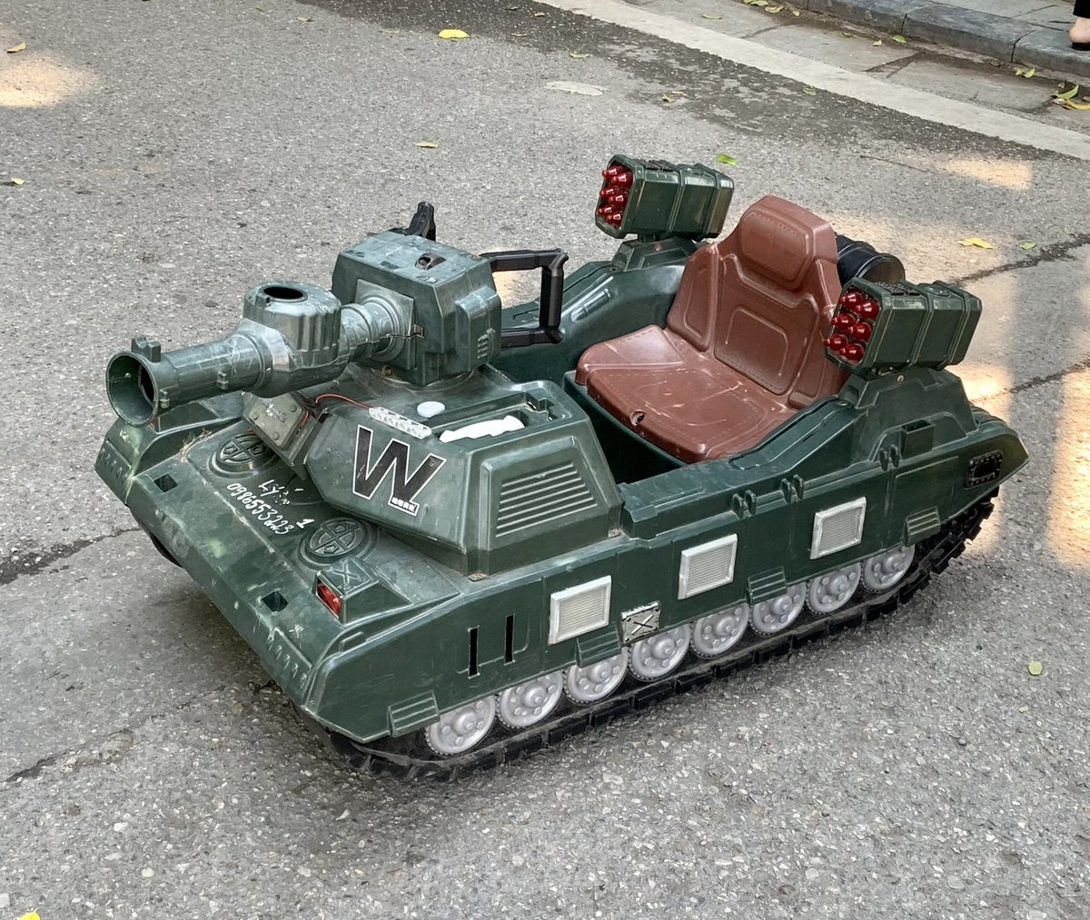 Flo_Feyerabend's tweet photo. A “special military operation ‘W’” uncovered? Vietnamese kids learning how to drive Chinese tanks in the center of Hanoi 🇻🇳 #HoanKiem #OperationW https://t.co/6glbL6QapM