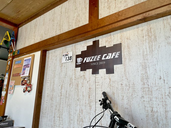 FUZEE CAFE
田代運動公園の裏にあるうまうまな珈琲屋さん
軽食あり
めっちゃいい感じに淹れてくれるのでおすすめ
今日はたまたま自家製ベーコンのピザがあったのでそれもうめえ… 