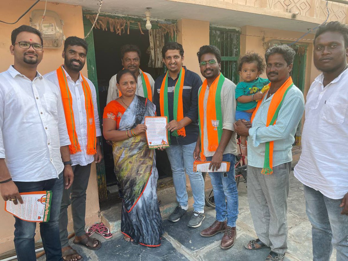 SwadeshiAneesh's tweet photo. Campaigned at Chandur Mandal yesterday in Munugode. Interacted with weaver community and there is tremendous support for Rajgopal Reddy garu here. Munugode is with Rajanna! 🚩 @krg_reddy @RajannaTeam 
#MunugodeWithBJP #MunugodewithRajanna https://t.co/fRlgtYg1Uf