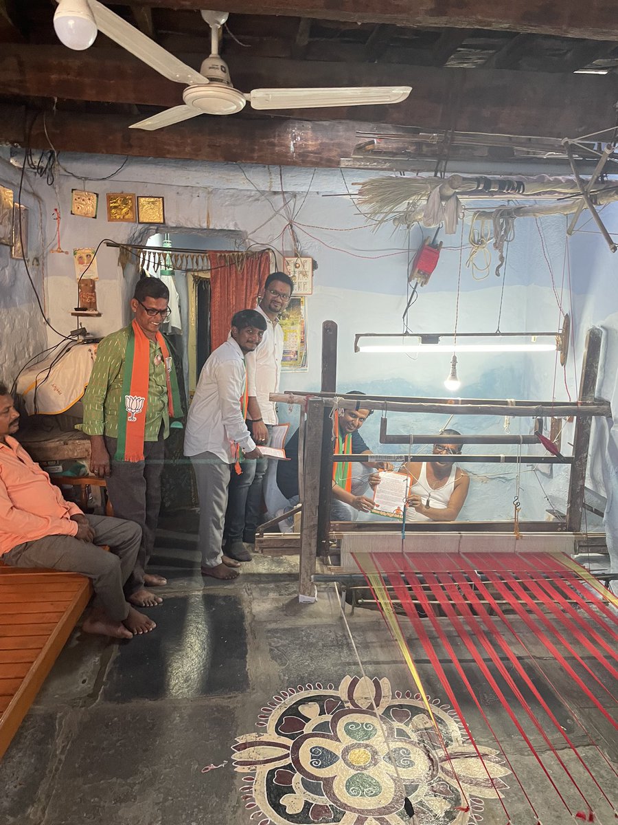 SwadeshiAneesh's tweet photo. Campaigned at Chandur Mandal yesterday in Munugode. Interacted with weaver community and there is tremendous support for Rajgopal Reddy garu here. Munugode is with Rajanna! 🚩 @krg_reddy @RajannaTeam 
#MunugodeWithBJP #MunugodewithRajanna https://t.co/fRlgtYg1Uf