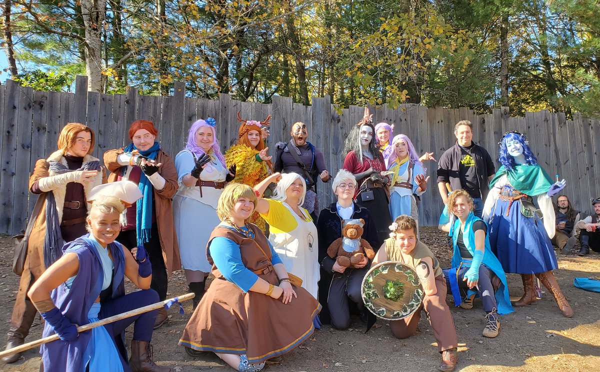 I LOVE FANDOMS. My friends and I were planning to cosplay as #criticalrole characters and happened to be going the same time as the <a href="/NECritters/">New England Critters</a> meet-up?! Met so many awesome people and took too many awesome photos so here's a thread cuz I can't choose just 4. Group shot!