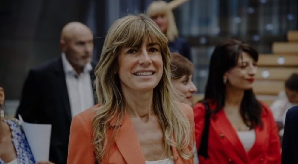 ViejaAlVisillo7's tweet image. Na...no puedo dormir más. Se me aparece la imagen de begoño y su E.T cuello.