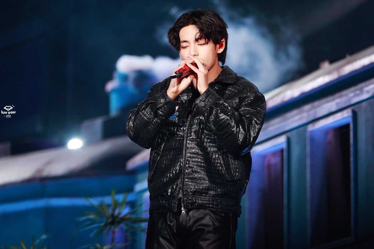 luv_you1230's tweet photo. •HD• 221015 YET TO COME
#YetToComeinBUSAN
#KIMTAEHYUNG #김태형 #방탄소년단뷔 #태형 #BTSV #V #テテ@BTS_twt https://t.co/jfYeA87QnP