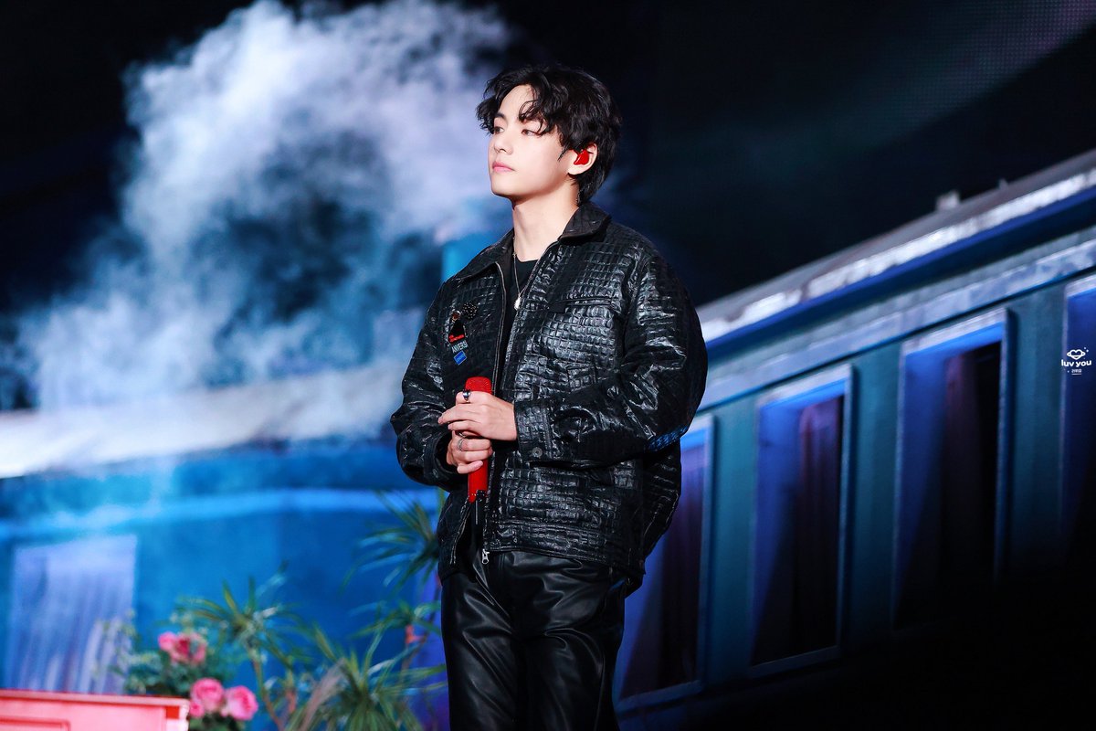 luv_you1230's tweet photo. •HD• 221015 YET TO COME
#YetToComeinBUSAN
#KIMTAEHYUNG #김태형 #방탄소년단뷔 #태형 #BTSV #V #テテ@BTS_twt https://t.co/jfYeA87QnP