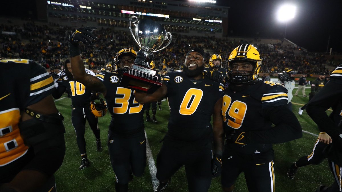 AndreaKatSTL's tweet photo. It's a simple basic trophy but it looks nice.
#MayorsCup π
#MIZvsSC https://t.co/wLR8i4rgqS