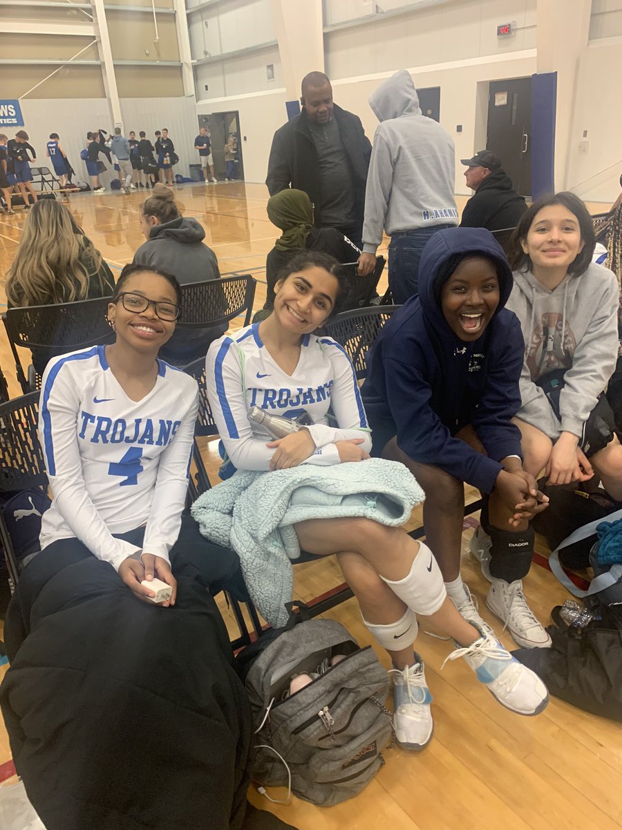 ms_macisaac_'s tweet photo. Our girls gave it their all this weekend at #WowPow in @LacLaBicheCo A solid 4 wins over two days and a battle right to the finish in the consolation games. So proud of our girls! @WWhighschool (+ Chigoa of @CompMinerTweets) #proudcoachmoment https://t.co/nlqFq7SKNx