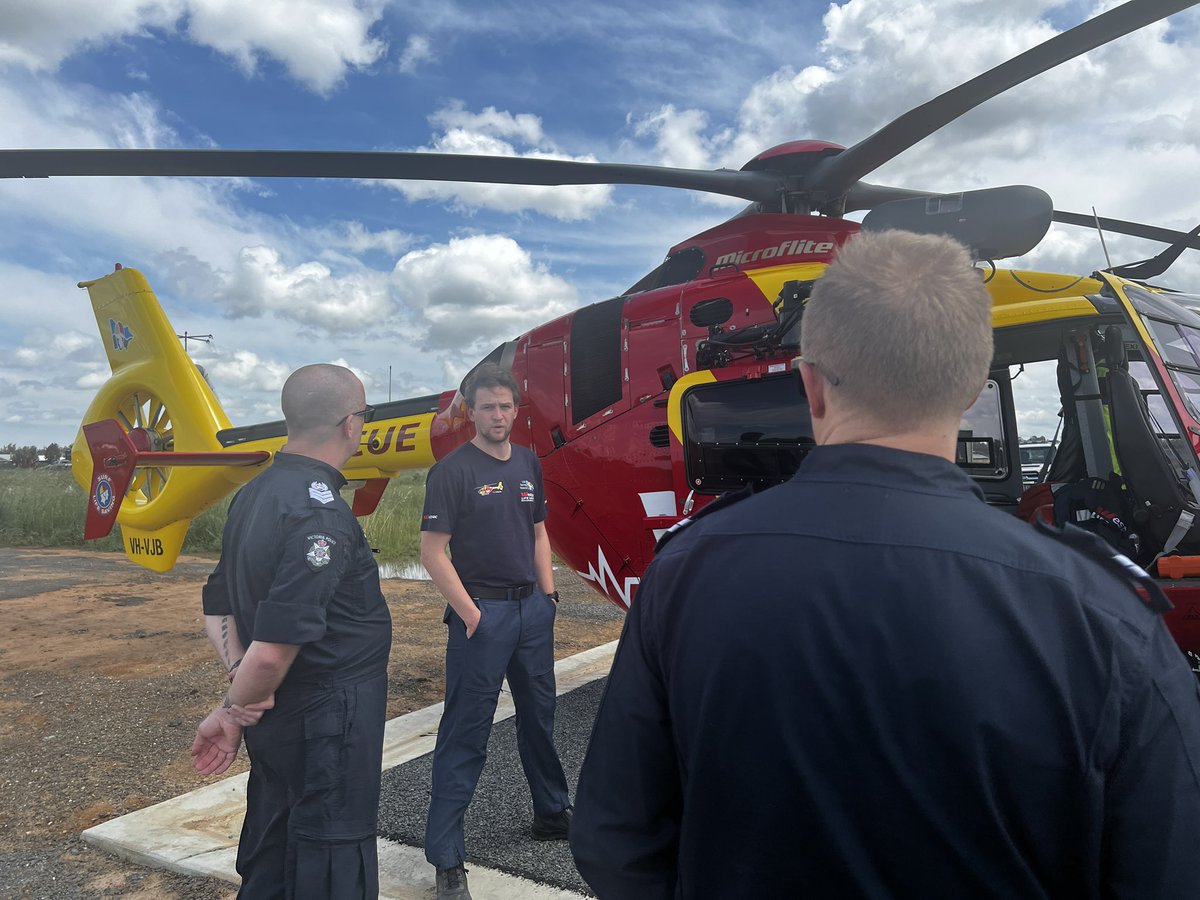 Earlier today #Lifesaver30 crew member Liam briefed with members of <a href="/VictoriaPolice/">Victoria Police</a> Water Police Squad in preparation for further expected rain in Northern Victoria @EMV_news #VicFloods #WeWorkAsOne