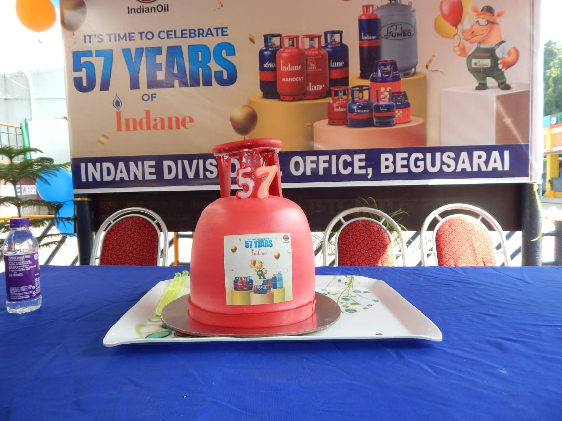 Begusarai_IDO's tweet photo. On the occasion of #57YearsofIndane cake cutting and felicitation of our valuable customers were done. #Indane is saving many lives every year by providing cleaner fuel to households and industries. Join indane https://t.co/QpFSvymUO9 https://t.co/26SPWjXB6I