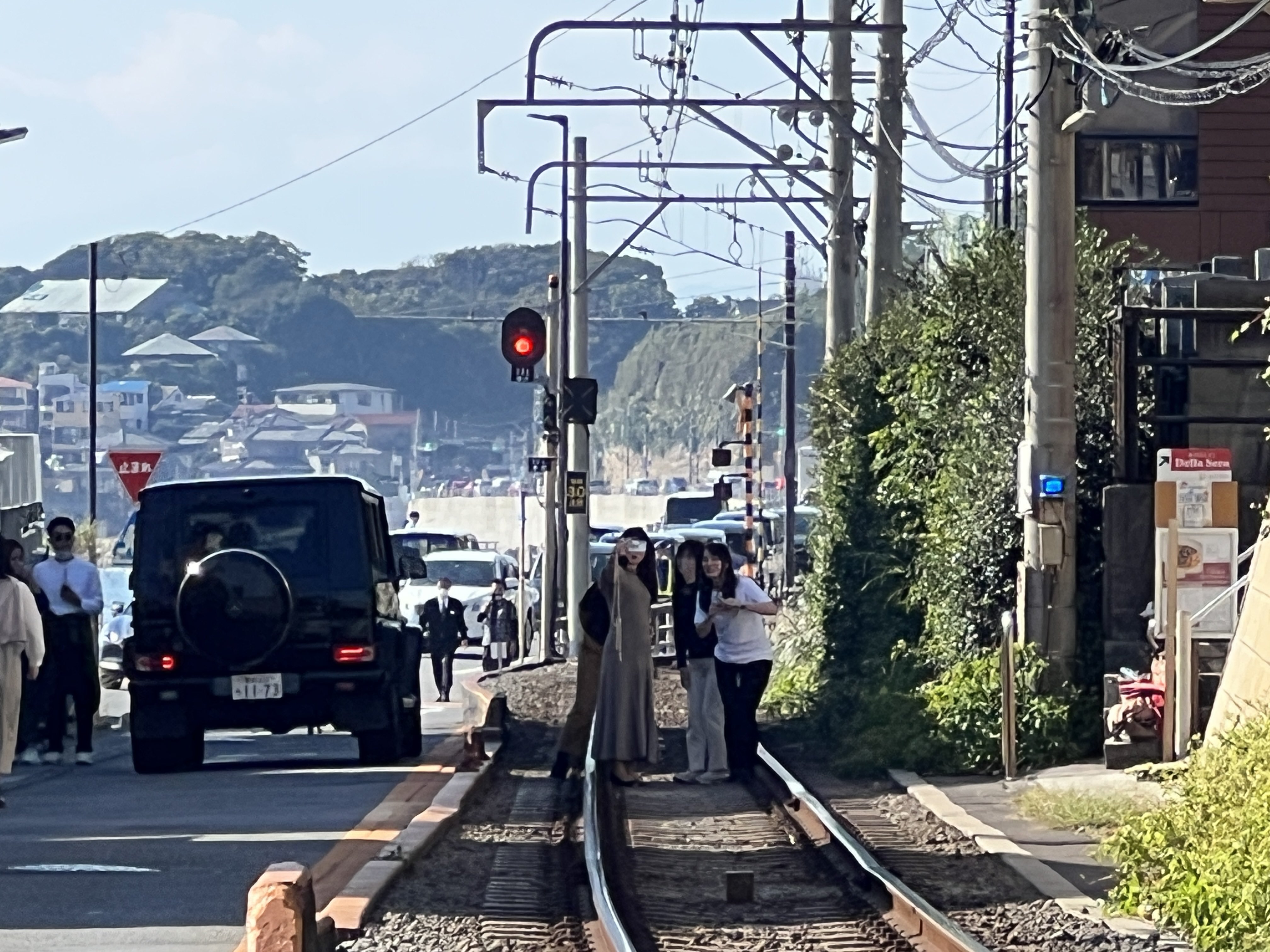 あたらしい なっしー 江ノ電の線路で写真撮ってるデラセーラの客 本当に民度低い T Co Xkj6gukdqz Twitter