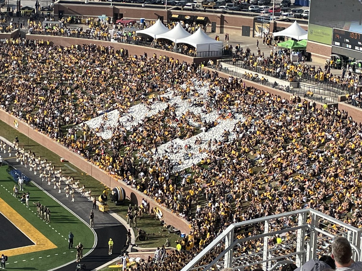 stl504's tweet photo. @BooneStreetBand @RockMNation Pretty big crowd from where I was sitting.  Different story in the 4th quarter though https://t.co/vUm93OSL5v