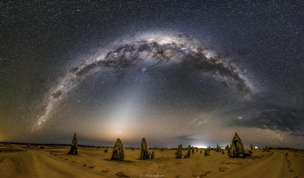jacuartero's tweet photo. Milky Way and Zodiacal Light over Australian Pinnacles    https://t.co/kkDgscBlwX https://t.co/s2M5wYlAjX