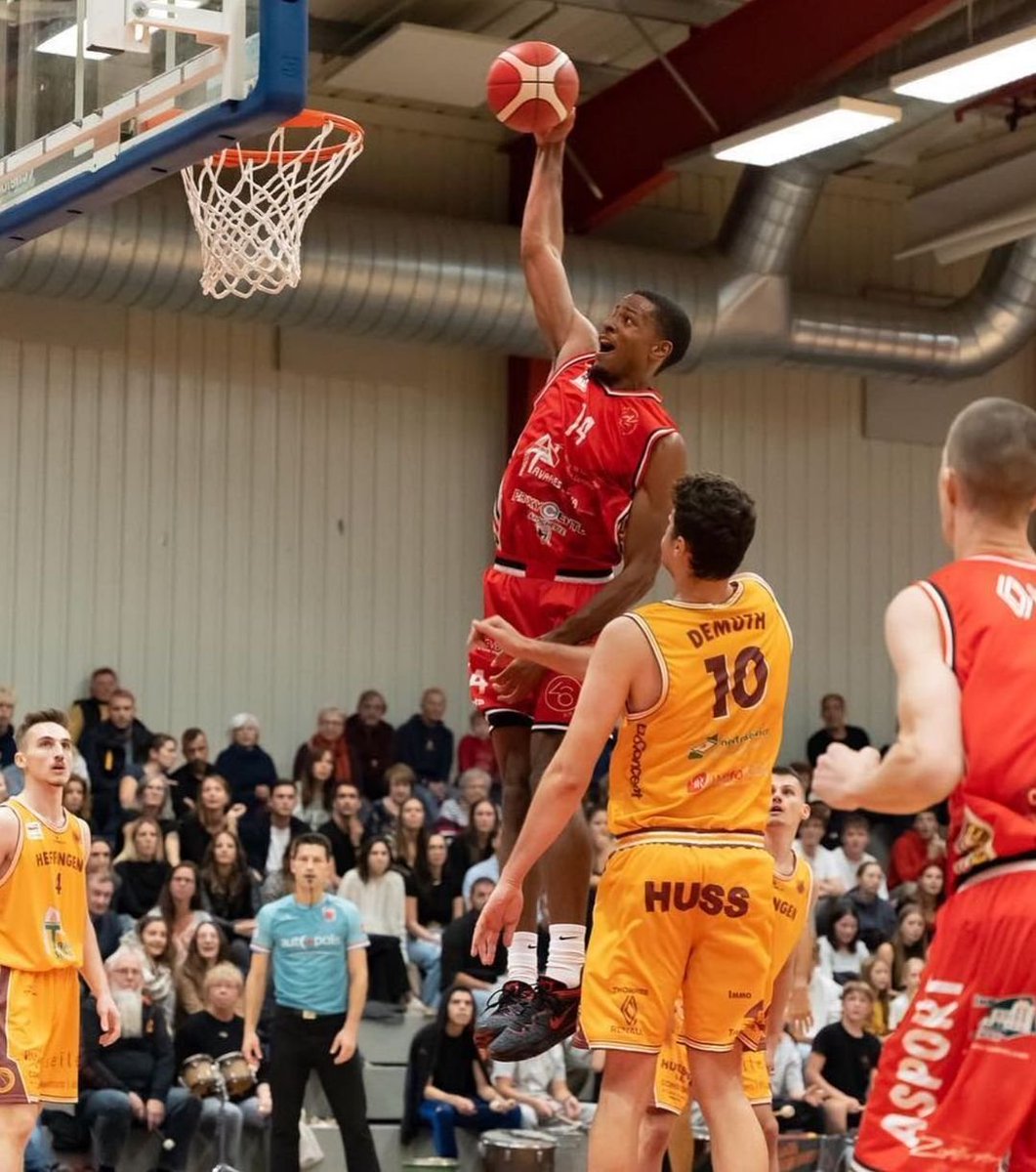 Steven Julian did something extraordinary by any standard.  Today for BBC Arantia Larochette he posted 24pts, 2ast, 2stls, 2blks and a whopping 27rebs!!!  What a performance vs <a href="/MuselPikes/">Musel Pikes</a>