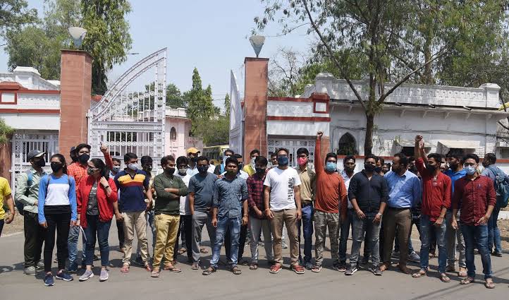 NEYU4MP's tweet photo. आयोग अपनी शक्ति और अधिकार का उपयोग नही कर रहा, राज्य सरकार के इशारों पर कार्य कर रहा है इसलिए लाखो बच्चो का भविष्य दांव पर लगा है। स्वतंत्र निकाय का दर्जा खतम कर दीजिए या फिर आयोग अपनी शक्ति का उपयोग बिना हस्तक्षेप के करे।

#राजेशलाल_मेहरा_इस्तीफा_दो

@OfficeofSSC 
@OfficeOfKNath https://t.co/K6FtydIsI2