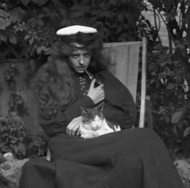 Here it is, a thread of women who are absolutely fed up with everyone and everything except their cats. First, 
This young lady smoking a pipe her cat. Ca. 1905. gettyimages.com/detail/news-ph…