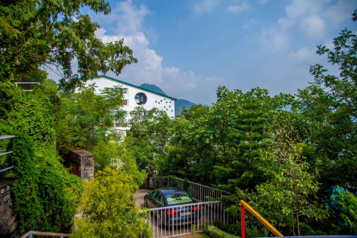 ShooliniUniv's tweet photo. The natural green environs &amp; modern facilities make Shoolini the best place for studying &amp; exploring your hidden talent. 😇

#shoolinians #Morning #begrateful #beautifullife #inspiringwords #ShooliniUniversity #Shoolini #ThinkLearning #ThinkSuccess #HimachalPradesh #TopUniversity https://t.co/0T0etYinO8
