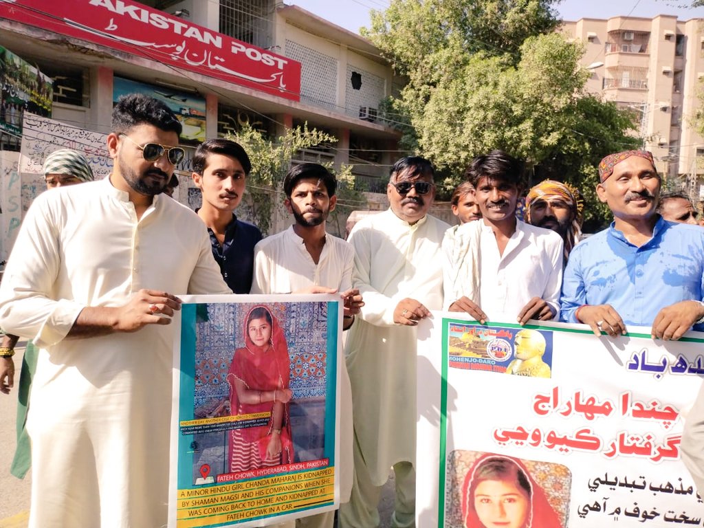 FaqirShiva's tweet photo. سموري سنڌ واسي دوستن ساٿين کي #ھندو نابالغ نياڻي چندا مھاراج سان انصاف لاء اڄوڪي ٽيوٽر ٽرينڊ ۾ ساٿ ڏيڻ جي گذارش ڪجي ٿي
🙏🙏
#SaveChandaMaharaj https://t.co/GY76h1m4ol