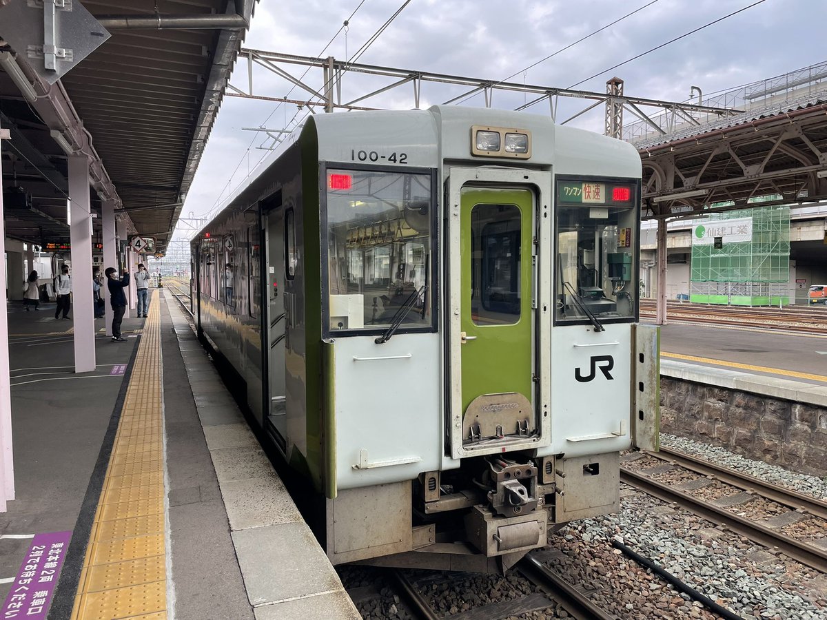 atsu_ca65's tweet photo. 北上13時40分発の北上線、始発時点で立ち客多数。ほぼ旅行客。東日本パスおそるべし。 https://t.co/Vfmd0O3Tmm