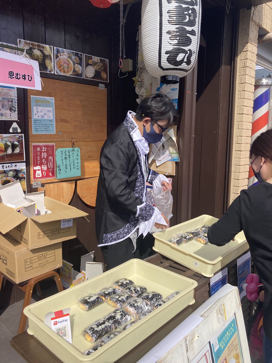 CerejeiraMbpw's tweet photo. #恩むすび に伺ったら無茶振り大魔王がいたのでお菓子配りと限定50個のハロウィンおむすび販売のお手伝い🍙
チーズとスパムと玉子のケチャップライスのおむすびというこれまた優勝の一品🎃あっという間の完売でした!
#本庄市 #gogohalloween #ゴーゴーハロウィン #ハロウィン https://t.co/eOdCZ41ckQ