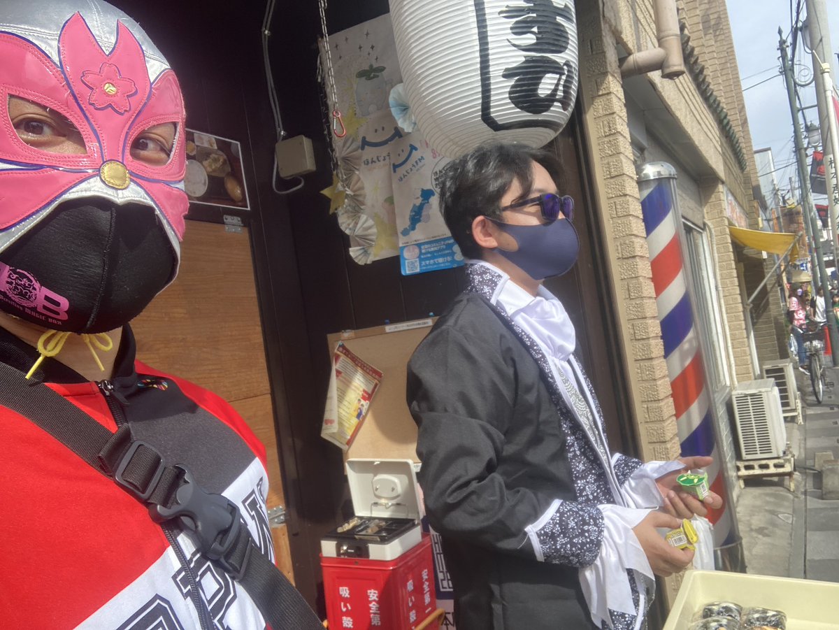CerejeiraMbpw's tweet photo. #恩むすび に伺ったら無茶振り大魔王がいたのでお菓子配りと限定50個のハロウィンおむすび販売のお手伝い🍙
チーズとスパムと玉子のケチャップライスのおむすびというこれまた優勝の一品🎃あっという間の完売でした!
#本庄市 #gogohalloween #ゴーゴーハロウィン #ハロウィン https://t.co/eOdCZ41ckQ