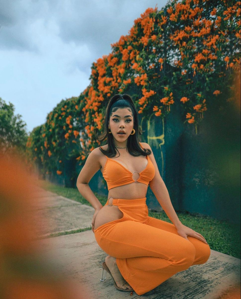 KeniaOsCredits's tweet photo. 📈| "Cambios de Luna" de @KeniaOS en Spotify (21.10)

1. Llévatelo — 37,578,224 (+105,947) 
2. Los Santos — 16,672,041 (+42,172)
3. La Noche — 27,154,737 (+37,343)
4. Morir de Amor — 11,754,471 (+34,402)
5. Shillin — 13,808,530 (+32,389)
6. Se Fue la Luz — 14,531,150 (+28,013) https://t.co/U7khgONd6o