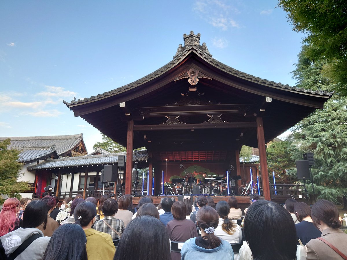 meteor_RMT's tweet photo. 昨日はお寺でオーケストラを携えてのライブというよりコンサート
１年しか活動しなかったT.M.R-eの、アルバム曲を含めたフルで生で聴いたのは00年の代々木(当時中学生)以来
今もこうして歌ってくれるということのありがたみ、しかもこんなプレミアムな場所で https://t.co/8coD669DL3