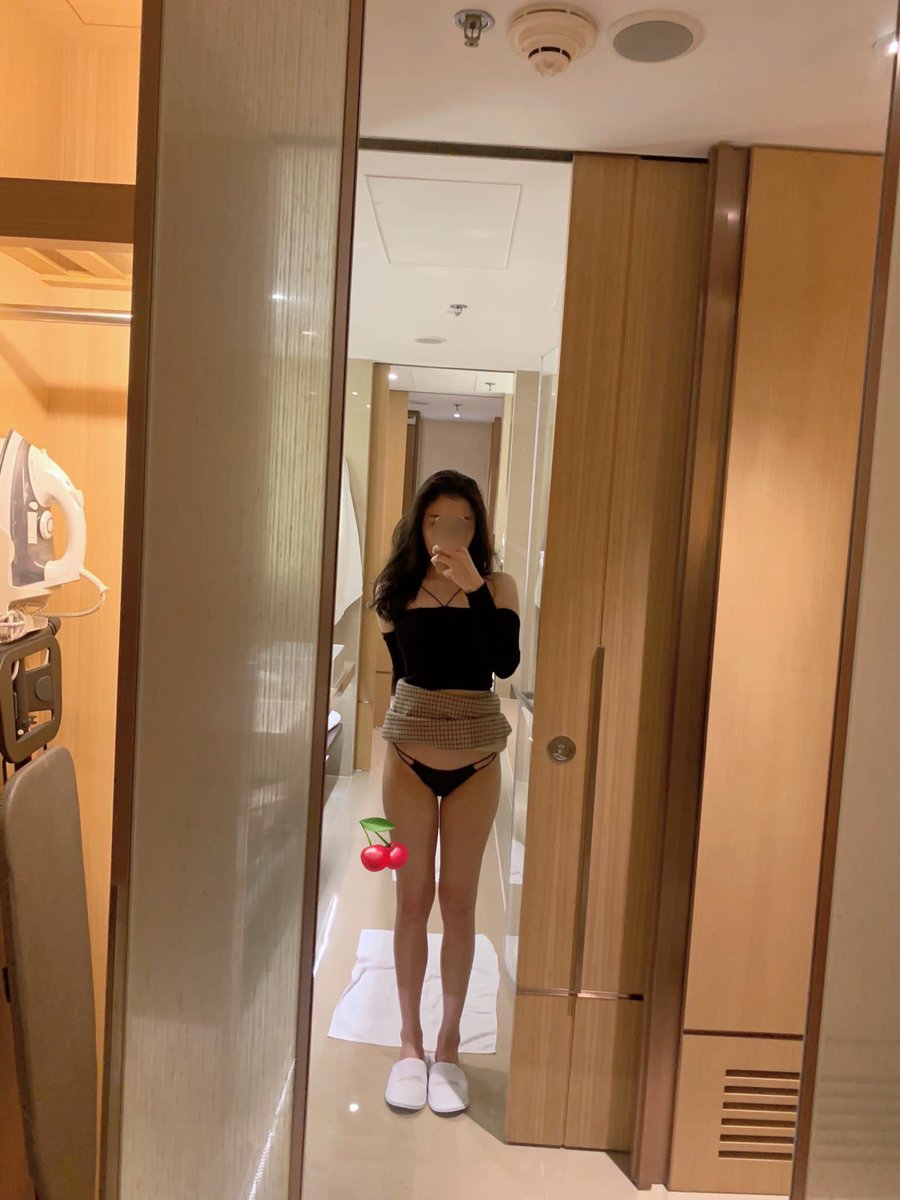 cheesycherrybb's tweet photo. 大家喜歡穿我黑絲還是不穿？💦

下次想露出，但有點怕😝

#白虎 #黑絲 #情侶交換 #ntr #露出 #真空 #情侶 #賣絲襪 #原味賣家 #賣底褲 #交換 #同房不換 #分享女友 #反差 #走光 #聯誼 #白虎 #mmff #賣相 #約拍 #私影 #按摩 https://t.co/WeeI9EGiNz