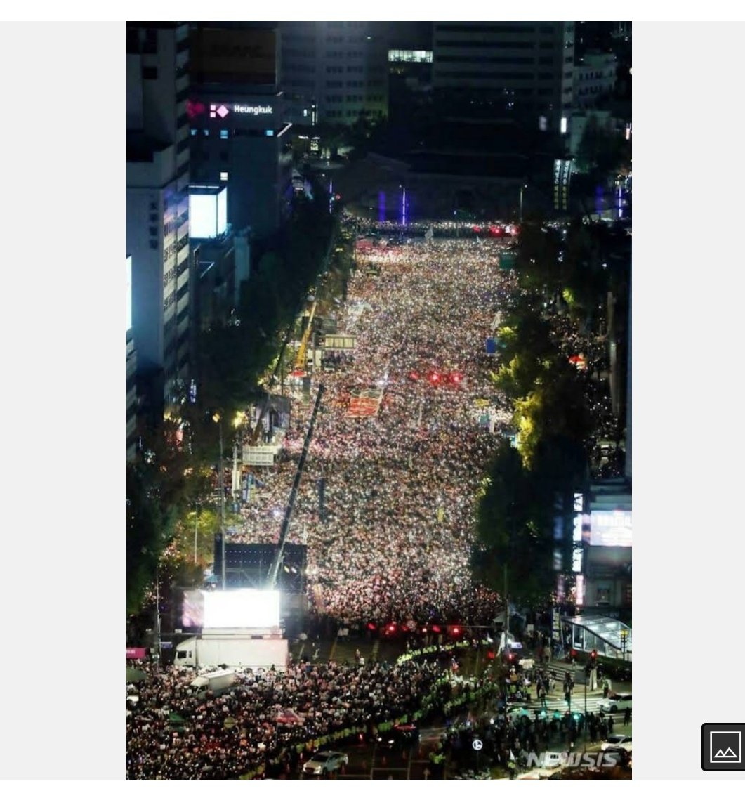 십만이 모인다던 촛불이 만명도 안되
게 모였네.
이것들아 아무리 발악해도 문죄인,리
죄명은 감방간다.
그것이 정의고 상식이고 공정이다.