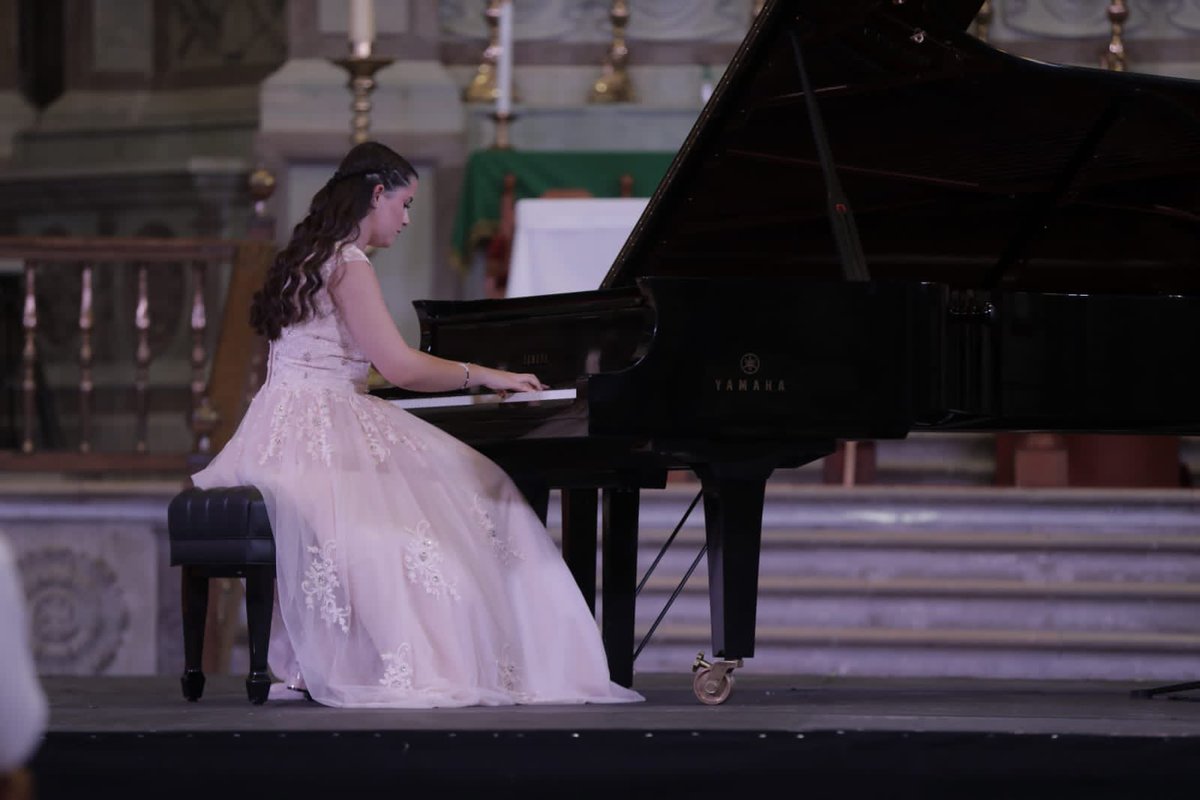 MariaHanneman's tweet photo. Uuuffffff qué gran día!! Gracias infinitas a @cervantino @aymerichmariana @spinto @Arinder_mx @reynol_ac @davidrodpiano 🥰🥰🥰🥰 gracias gracias! https://t.co/C3ShpZcboY